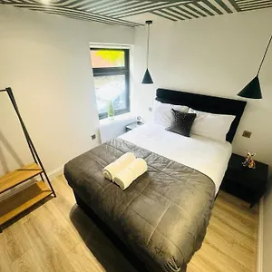 Apartment 99 Apartment, Trendy Location, London