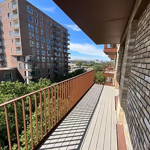 Apartment Deluxe Double Bed In Shared Near Canary Wharf, Airport & O2 Arena With Thames View, London